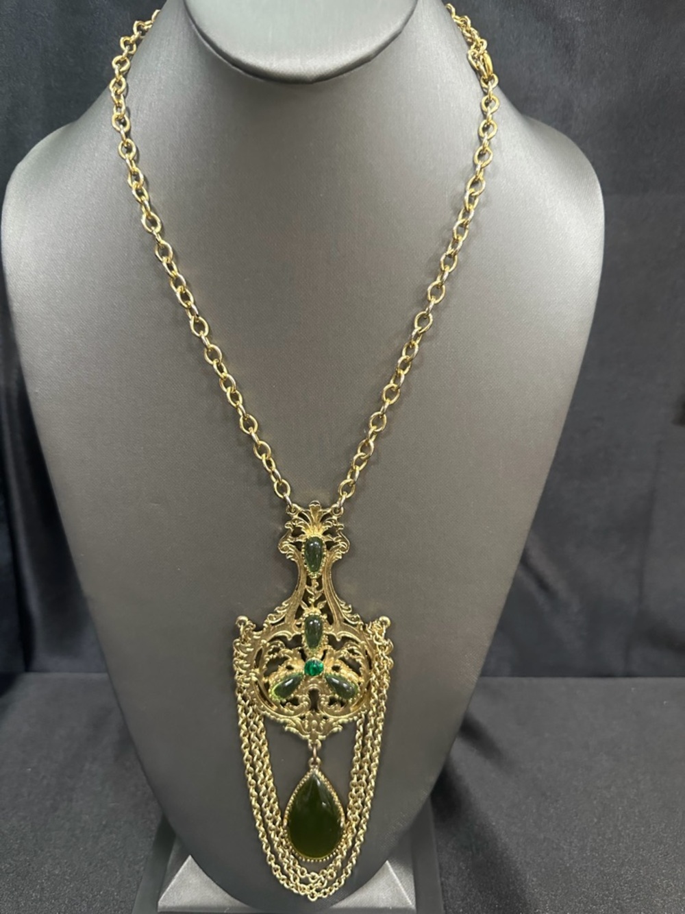 Unsigned GOLDETTE Antique Gold-Tone Necklace with Green Gem Pendant